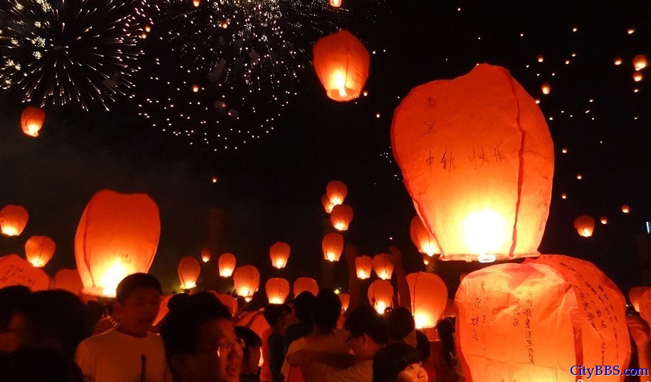 2013年9月18日晚，江西宜春举行“中秋拜月?火龙追月”中秋民俗活动。图为，民众燃放数以千计的孔明灯祈福。 ...