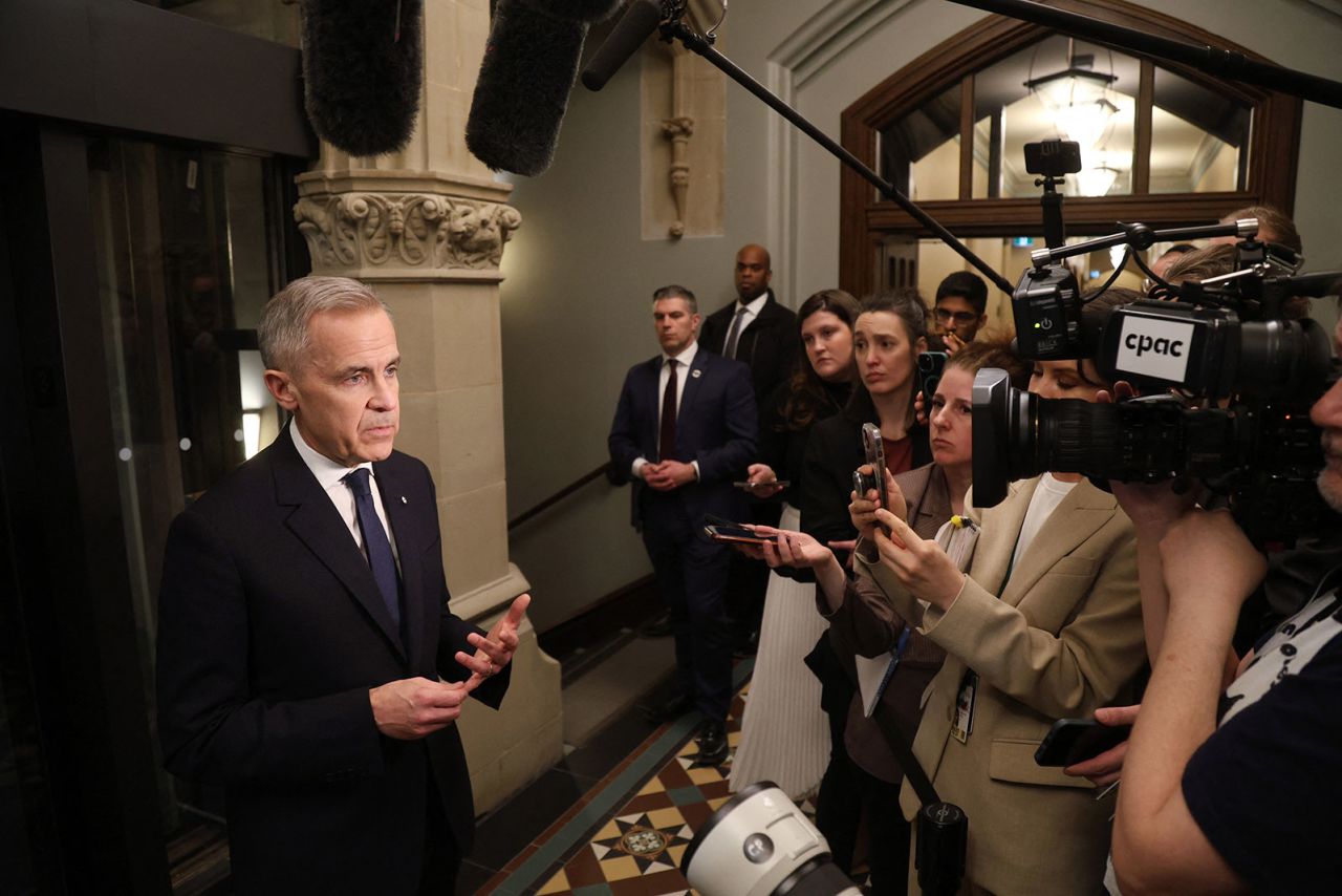 加拿大总理马克·卡尼周三在渥太华国会山出席有关美国关税的内阁会议之前向媒体发表讲话 ...