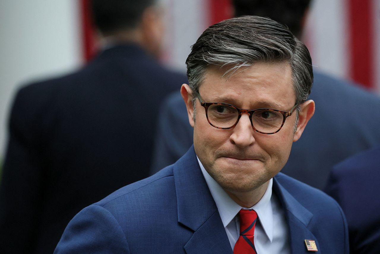 在总统唐纳德·特朗普就关税问题发表讲话后，众议院议长迈克·约翰逊在玫瑰园旁听 ...